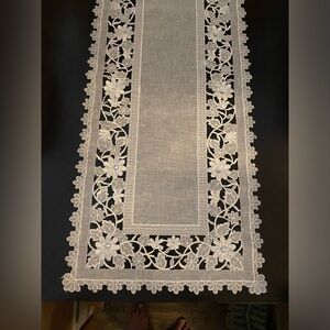 Beautiful BRAND NEW Embroidered table runner